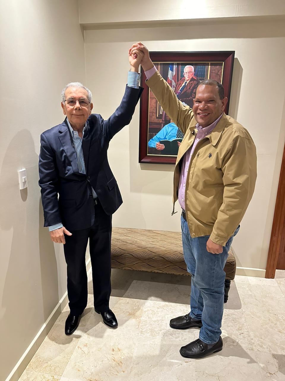 Danilo Medina llama a votar masivamente por alcalde Carlos Guzmán en elecciones