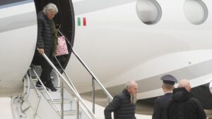 Maria Donata Caivano y Rocco Antonio Langone descienden de un avión en un aeropuerto de Roma (Italia), el 27 de febrero de 2024. Gregorio Borgia / AP