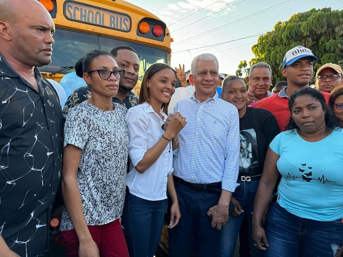 Senador Ricardo de los Santos dona autobuses a estudiantes de Fantino y Cotui