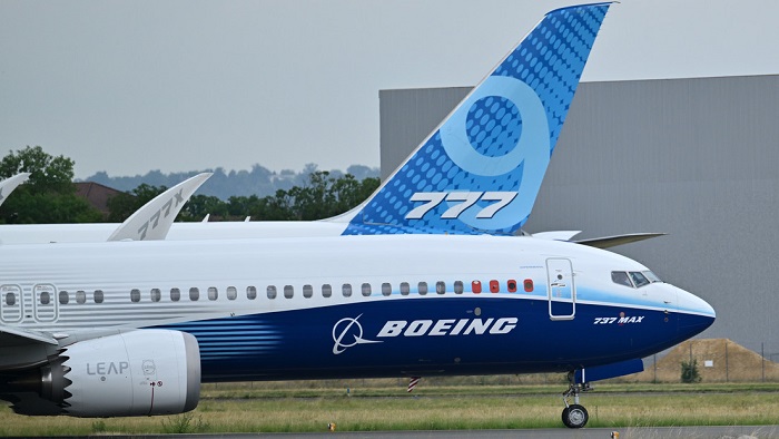 Un Boeing 737-10 Max y un Boeing 777-9 se preparan para despegar. París, Francia, el 19 de junio de 2023. Mustafa Yalcin / Anadolu Agency / Gettyimages.ru