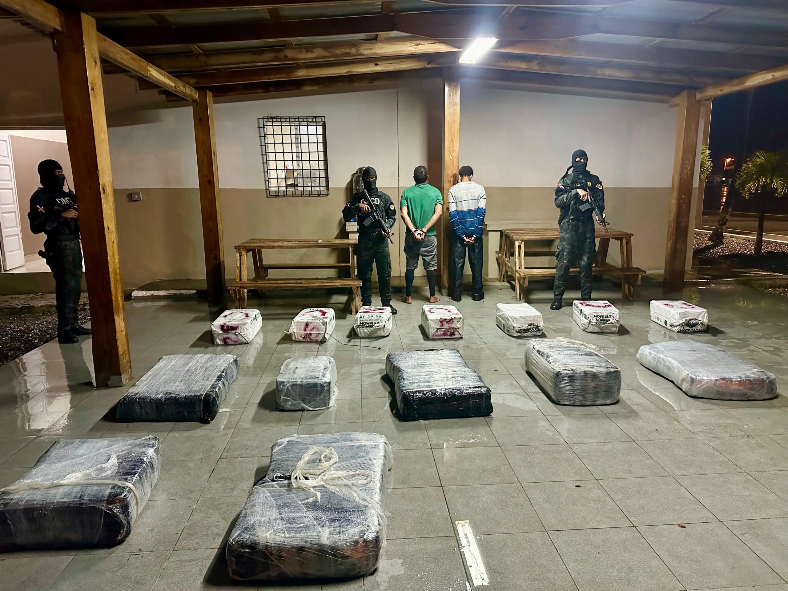 Arrestan dos e interceptan lancha con 612 paquetes presumiblemente de cocaína