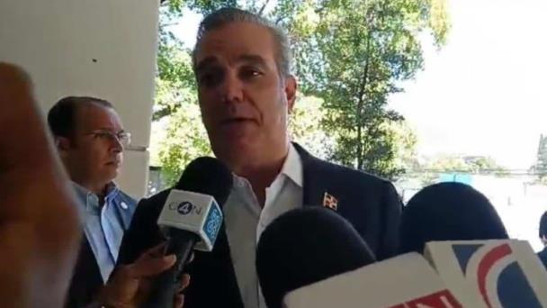 Abinader asiste a velorio de la madre de Alicia Ortega