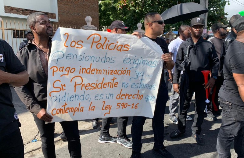 Grupo de policías y militares piden le suban sus pensiones y seguro médico
