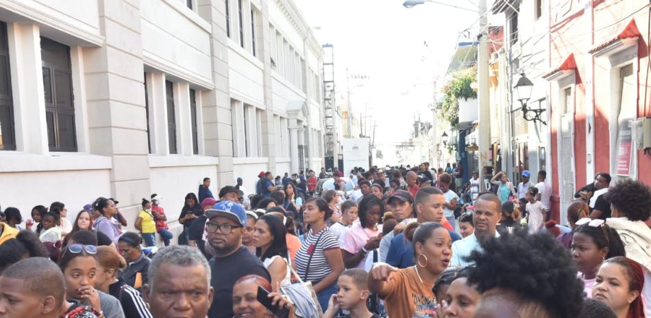 Cientos de personas aglomeradas en el hospital Padre Billini para evaluación y cirugías gratuitas