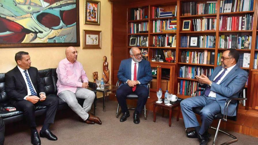 Miembros de la Sociedad Dominicana de Diarios hablaron con el consultor jurídico del Poder Ejecutivo, Antoliano Peralta, sobre la ley DNI.