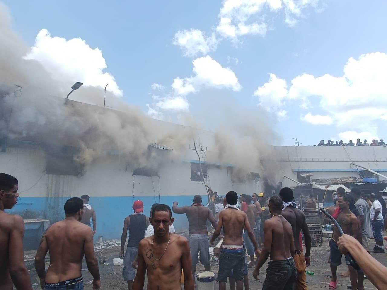 Cortocircuito provoca incendio en penal de La Victoria, haya varios afectados