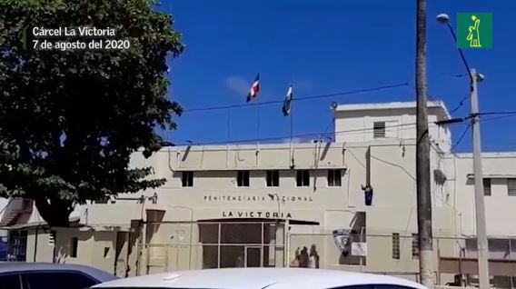 Familiares de presos en La Victoria están desesperados por obtener informes el incendio