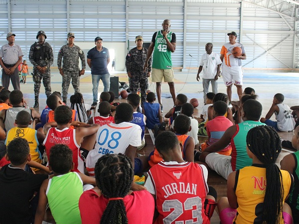 Tito Hartford realiza clínica deportiva a niños del Nuevo Domingo Savio