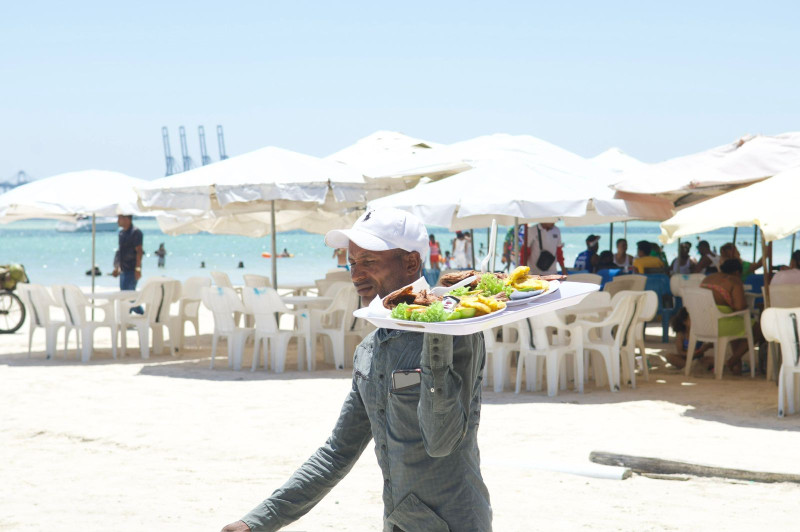 Bañistas se quejan por altos precios de pescados en Boca Chica