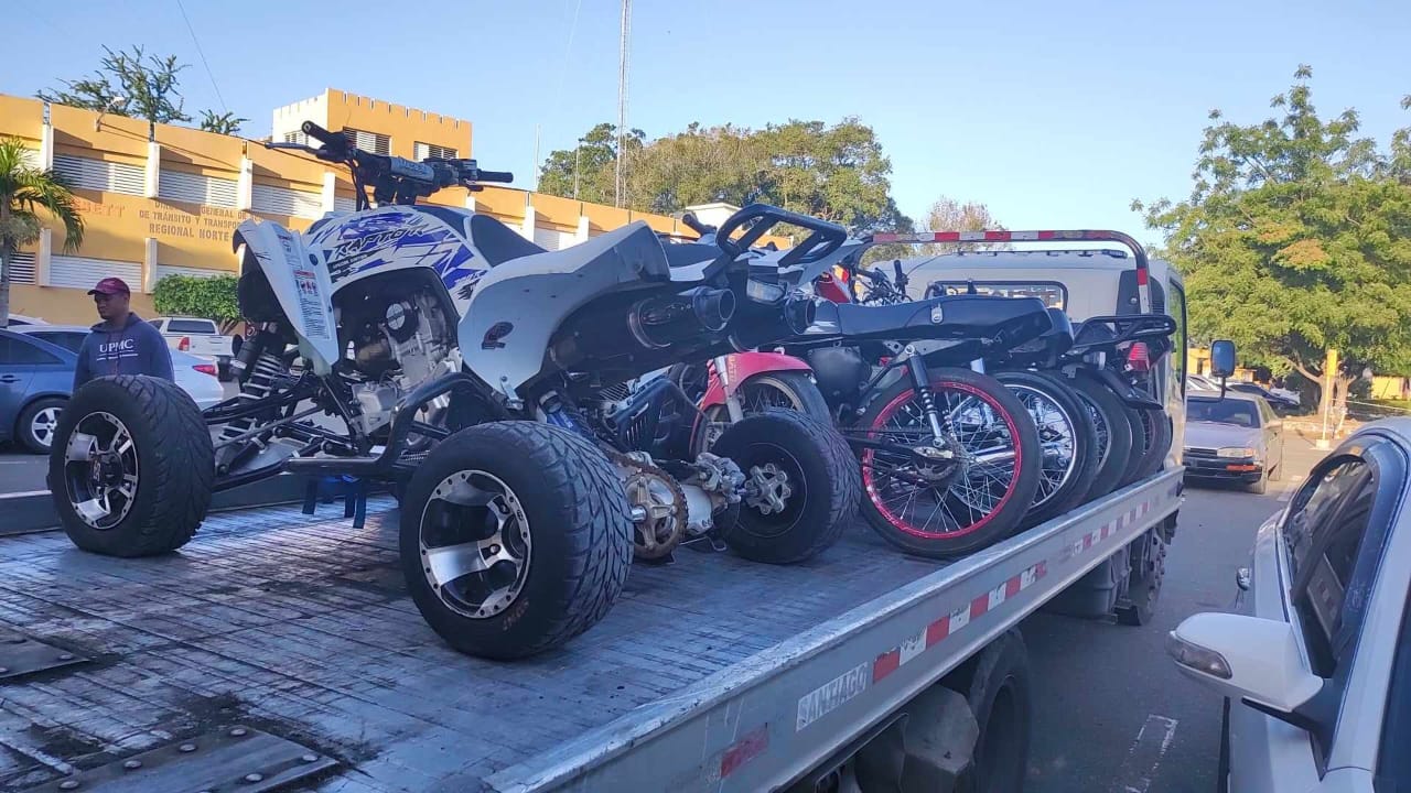 Agentes de la DIGESETT sorprenden en la Región Cibao Central a 12 motociclistas en carreras clandestinas