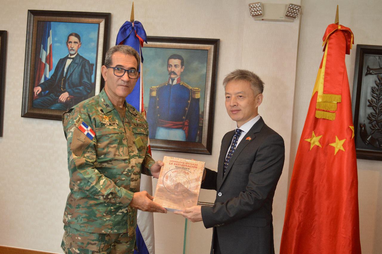 Presentan al ministro defensa dominicano el primer agregado de Defensa de la República Popular China en la RD