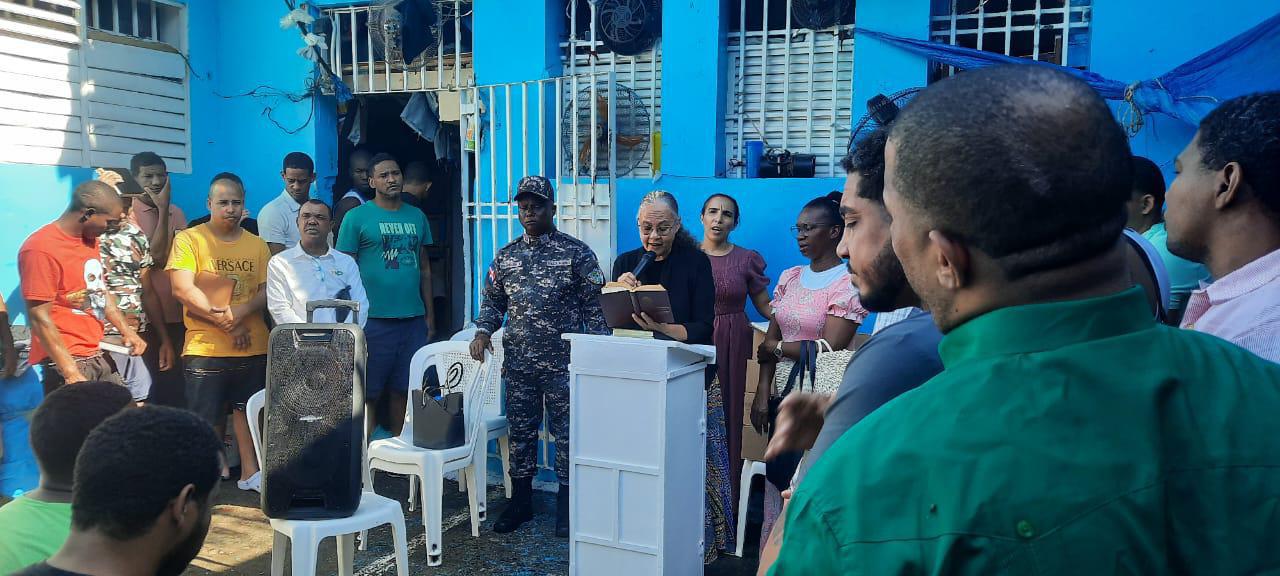 Comisión de Pastores Evangélicos Realiza Culto y Dona Testamentos en Cárcel de Baní