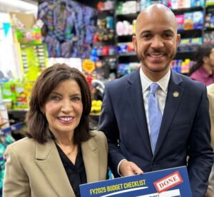 Kathy Hochul y Manny De Los Santos