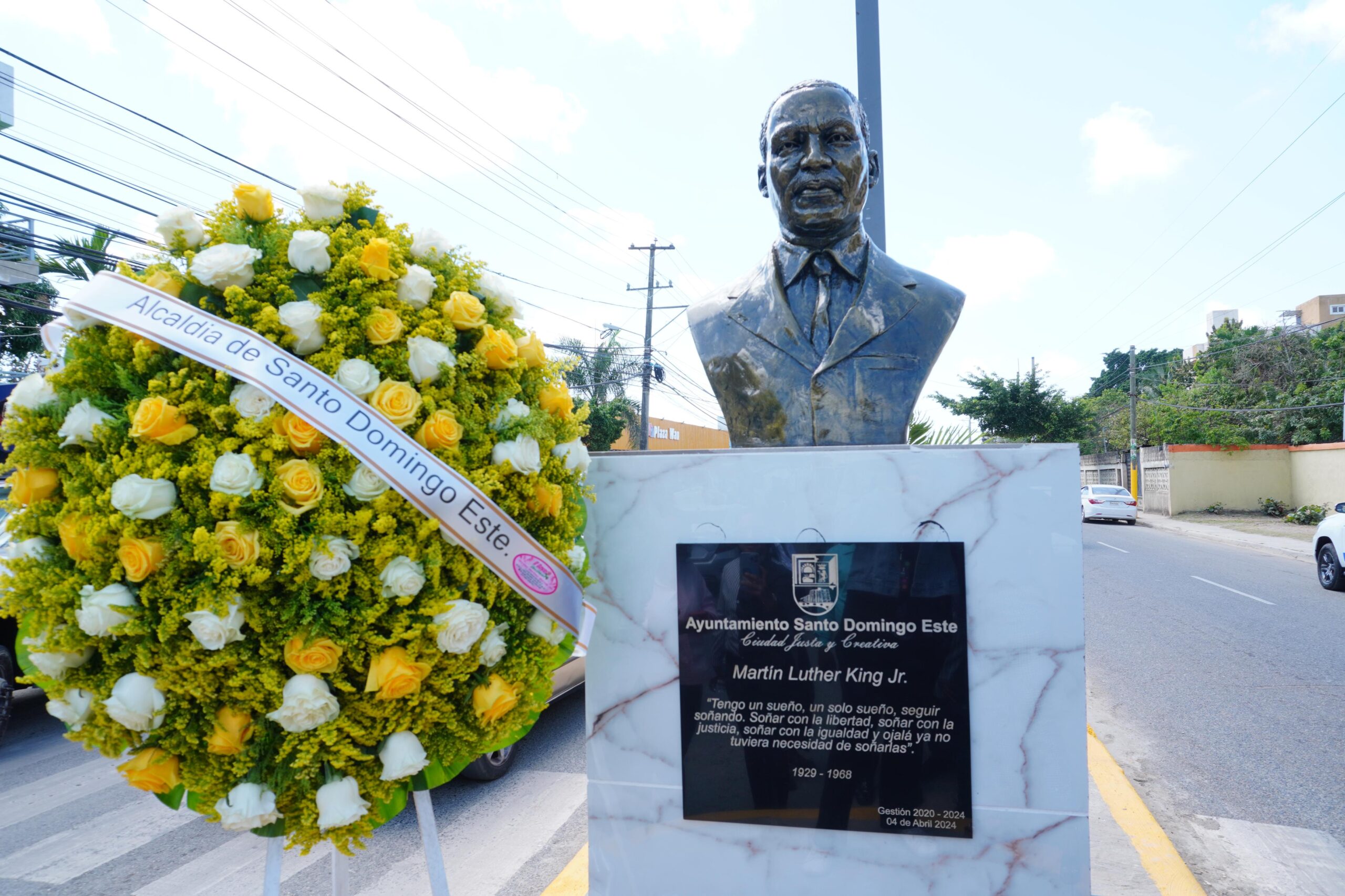 Ayuntamiento de Santo Domingo Este develiza busto en honor a Martin Luther King