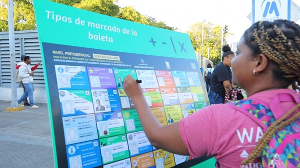 Seguidores de Leonel se movilizan y enseñan a votar en las estaciones del Metro de SD