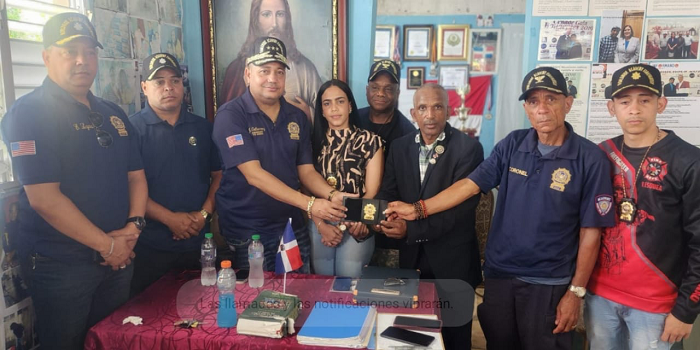 Bomberos de NY reconocen al deportista Fausto Santos