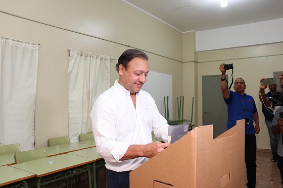 Abel Martínez ejerce su derecho al voto y llama a la ciudadanía a acudir a las urnas