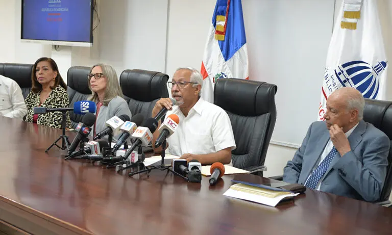 Minerd aumenta 8% a maestros; ADP exige 20%