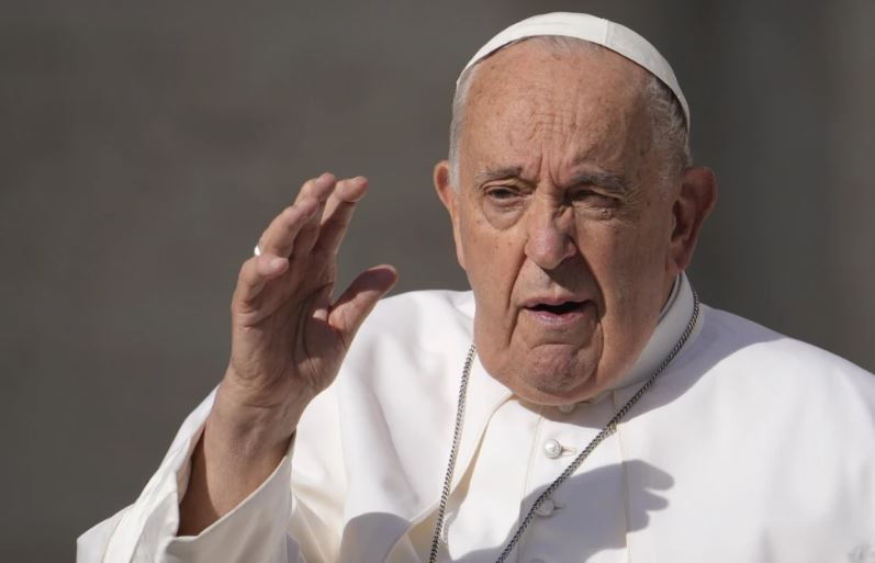 El Papa se disculpa después de prohibir homosexualidad en la Iglesia Católica