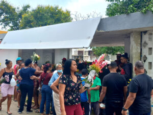 Imágenes de cementerio de la Ciudad Corazón, donde decenas visitan las tumbas de sus madres en el Día de las Madres.