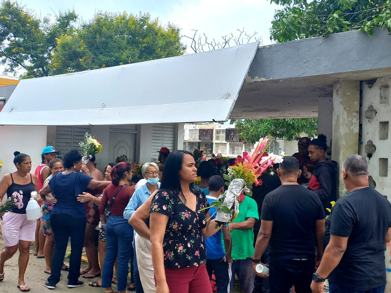 Familiares recuerdan a sus madres con globos, flores y serenatas en cementerios de Santiago