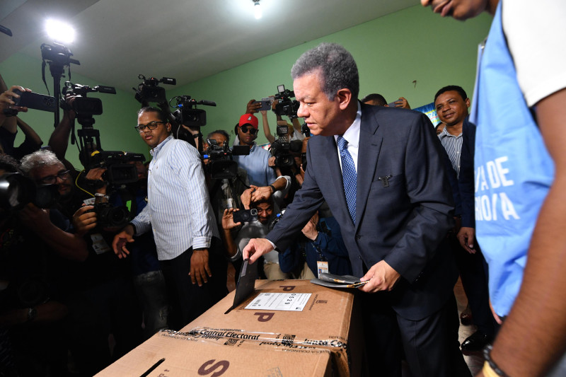 Leonel Fernández reconoce victoria de Luis Abinader al llamarlo y felicitarlo por el resultado electoral