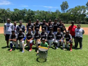 Los entrenadores Deivy Cid, Jamba Y Rojas junto a los jugadores de la academia Born to Play (Edgar Mercedes).