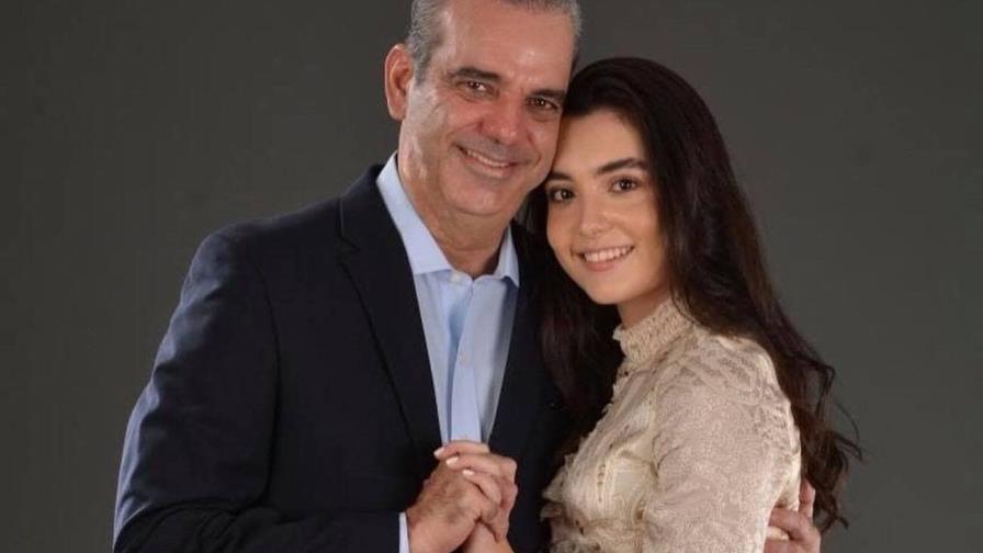 Luis Abinader junto a Adriana Margarita, la más pequeña de sus hijas.
