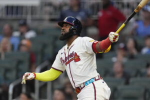 Marcell Ozuna logra un jonrón en la tercera entrada de un juego de béisbol contra los Medias Rojas de Boston.