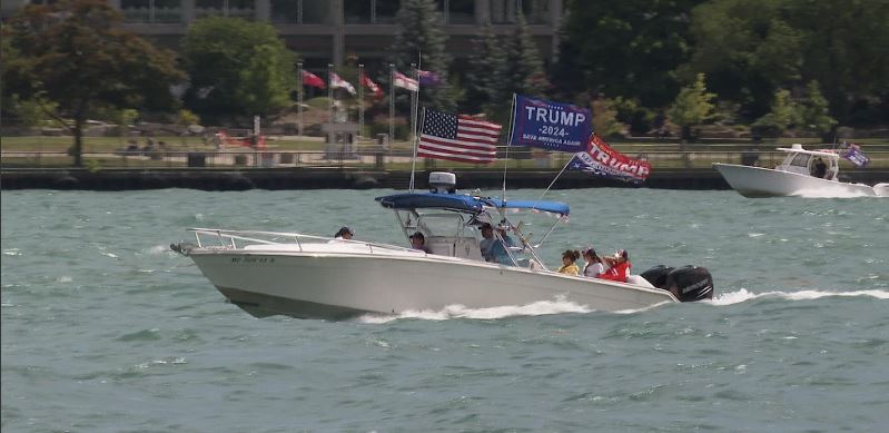 Trump critica a los inmigrantes por aceptar empleos mientras corteja a los votantes en una iglesia negra y evento MAGA en Detroit
