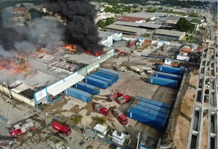 Se incendia nave industrial en la Autopista Duarte