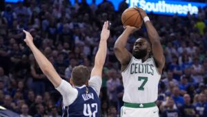 El guardia de los Boston Celtics, Jaylen Brown (7), dispara contra el delantero de los Dallas Mavericks Maxi Kleber (42) durante la segunda mitad del Juego 3 de las finales de baloncesto de la NBA, el miércoles 12 de junio de 2024, en Dallas. (AP PHOTO/TONY GUTIÉRREZ)