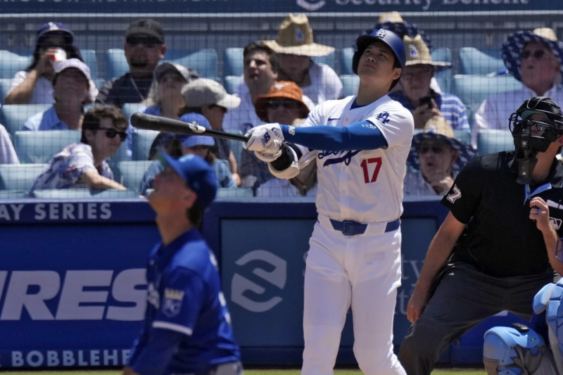 Ohtani da 2 cuadrangulares y los Dodgers blanquean a Kansas City