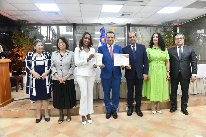 Reconocen estudiantes universitarios que participaron en el II Concurso Nacional de Ensayo “Democracia e Identidad 2023”