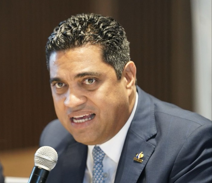 Kelvin Cruz instruye a alcaldes a sumarse a organismos de socorro ante el paso de Beryl