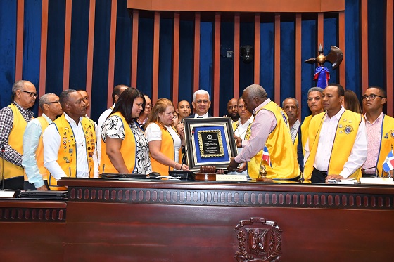 Club de Leones Cotuí reconoce al presidente del Senado por sus aportes y labor social