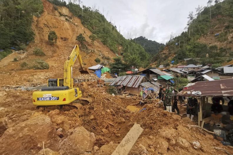 La lluvia paraliza la búsqueda de 30 desaparecidos en un deslave en Indonesia con 23 muertos
