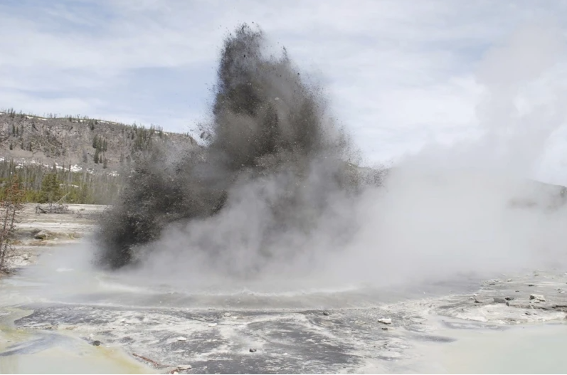 Decenas de personas corran por erupción de rocas, agua y vapor en Yellowstone