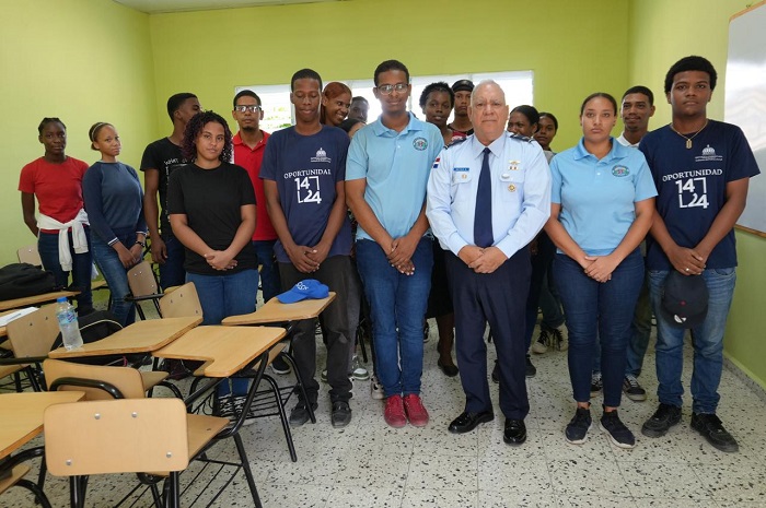 Director Escuelas Vocacionales reafirma su compromiso con la calidad educativa