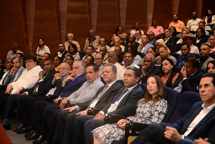 Leonel participa en conferencia sobre comunicación política dictada por Javier del Rey Morató
