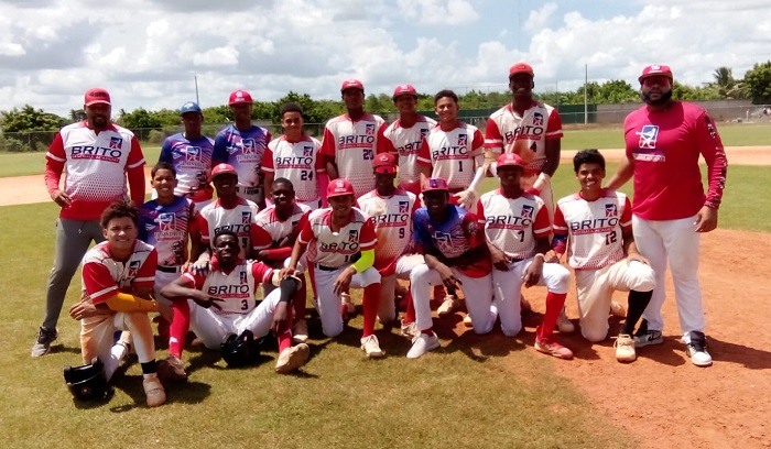 Los entrenadores Miguel Caceres y Jose de la Cruz junto a los jugadores de la academia Nelsy Brito.