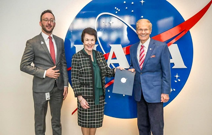 Sonia Guzmán, embajadora dominicana en EEUU y Bill Nelson, administrador de la NASA.