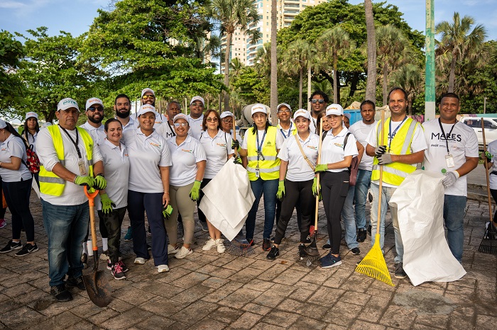 Voluntarios durante la limpieza de playa