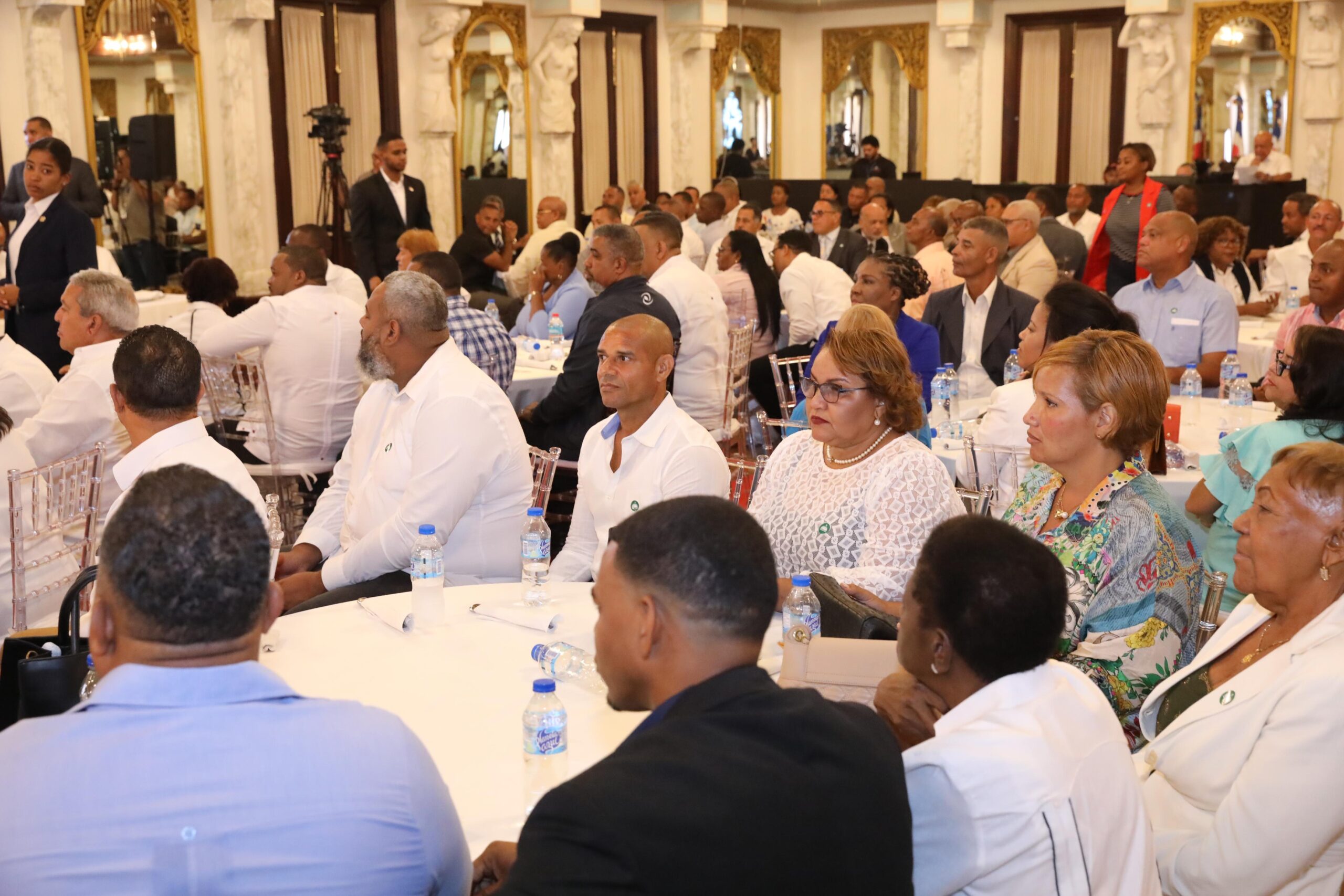 Presidente Abinader anuncia importantes obras viales, deportivas y de saneamiento en el GSD y el DN