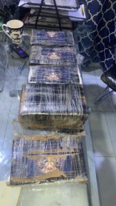 Policía incauta 10 paquetes de presunta cocaína, dinero en efectivo y un vehículo en el DN