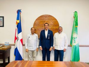 Santiago.- Los miembros titulares del Pleno de la Junta Central Electoral (JCE), Rafael Armando Vallejo Santelises y Samir Rafael Chami Isa, sostuvieron un encuentro con el presidente de la Universidad Tecnológica de Santiago (UTESA), Frank Rodríguez, con el objetivo de incluir a la casa de altos estudios en futuros proyectos, entre estos la posibilidad de habilitar un Centro de Expedición de Actas y Cédulas en el centro universitario.  Durante el encuentro Vallejo Santelises explicó que el objetivo de instalar este centro responde a la necesidad de descentralizar los servicios de la institución y cubrir la zona sur de Santiago, puesto que cuenta con una gran demanda de ciudadanos, lo que a su vez beneficiaría a la comunidad estudiantil.  En tanto que Chami Isa detalló que esta dependencia ofrecería servicios de expedición de actas de nacimiento, matrimonio, defunción y Cédula de Identidad y Electoral, y que funcionaría en un horario especial para satisfacer las necesidades del público del área.  El presidente de UTESA, Frank Rodríguez, expresó el interés de la universidad de fomentar la innovación y la búsqueda de oportunidades de desarrollo en el entorno y catalogó de conveniente la propuesta de la JCE, por lo que accedió a hacer un levantamiento de posibles espacios para posteriormente sostener una reunión y discutir las condiciones del posible acuerdo.  Finalmente, los magistrados informaron que, además de UTESA, están considerando instalar este tipo de centros en Colinas Mall, Los Pepines y Bella Vista.