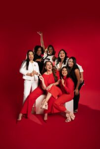 SANTO DOMINGO. -Con el objetivo de crear un espacio de tertulia auténtica y divertida entre mujeres apasionadas por el flamenco, donde la risa, las emociones y las historias reales fluyan libremente, a través de conversaciones espontaneas y genuinas, un grupo de bailaoras lanzan Las Lucias, El Podcast.  A través de un documento de prensa, las integrantes del novedoso programa dieron a conocer la información, destacando su interés de llevar entretenimiento y relajación a la población a través de cada episodio.  Conformado por un grupo de mujeres profesionales en diferentes áreas, pero unidas por el amor al baile del flamenco, Las Lucías, abordaran temas cotidianos que conecten con las vivencias de la audiencia, fusionando la pasión por este arte con anécdotas de la vida diaria.  A partir de este jueves 3 de octubres a las 12 del mediodía y a través de las plataformas de YouTube Las Lucias Podcast y Spotify Las Lucias pondrán disfrutar del contenido y conocer al grupo integrado por Ariela Franco; Clayra Morales; Franchesca Francisco; Marivian Yunes; Pilar Villafaña; Rachell Holguín y Valerie Bain.  “Nuestro objetivo es generar una experiencia autentica, vibrante y cercana que inspire y enganche. Desde las risas más espontaneas hasta los momentos más emotivos, Las Lucías traerán conversaciones frescas, reales y cargadas de arte” coincidieron en señalar.  Agradecieron a la profesora Leslie Ricardo, quien es la directora de Leslie Ricardo, Escuela de Danza. academia a la que pertenecen Las Lucías, por ser la responsable de unirlas e inspirarlas para hacer posible el podcast.
