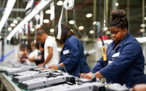 Latinas en EEUU podrían perder 1,3 millones de dólares en 40 años por brecha salarial
