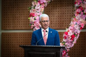Presidente del Senado encabeza charla sobre prevención de cáncer de mama a colaboradores