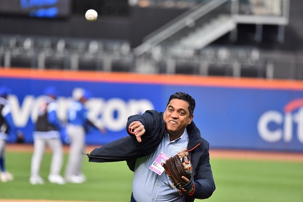 Ministro Kelvin Cruz lanzó el pitcheo de honor en Serie de Titanes